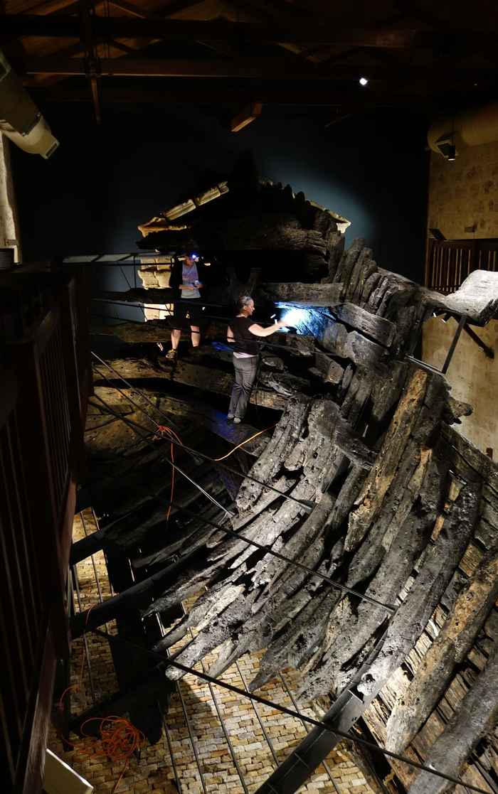 Marta Domínguez-Delmás and Aoife Daly working to extract a tree-ring samples from the Batavia ship’s transom beams at the Western Australian Shipwrecks Museum in Fremantle (Photo: Wendy van Duivenvoorde).